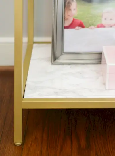 Ikea metalen plankhack met gouden spuitverf marmeren contactpapier
