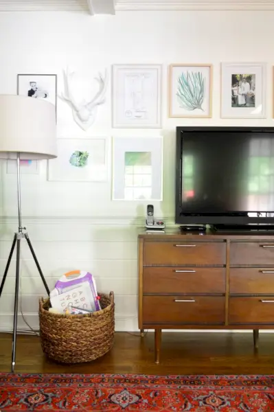 vóór foto van een galerijwand rond een tv voordat deze aan de muur werd gemonteerd