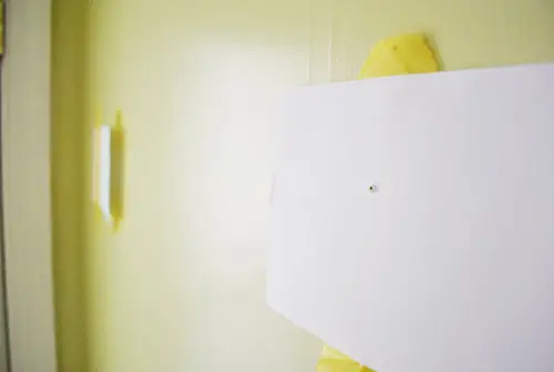 Spiegelpapier dat op de muur is geplakt