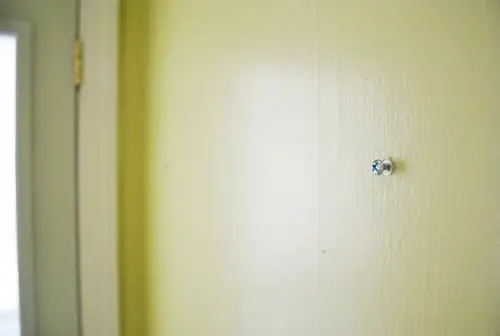 Spiegelschroef in de muur