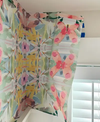 Overlappende raambekleding verwijderen en opplakken voordat u deze op maat snijdt
