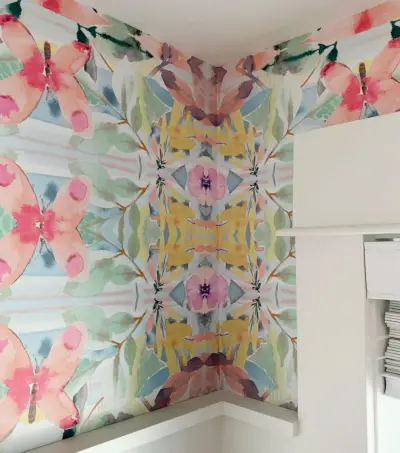 DIY Peel and Stick-behang geïnstalleerd in de hoek van een kamer met kromme hoeken