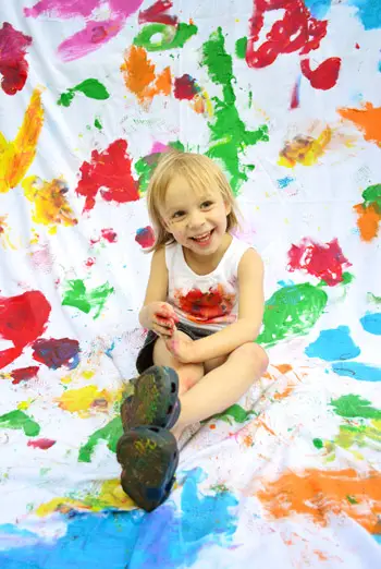 36 måneder siddende og smilende