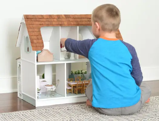 T Dollhouse Boy speelt voor schaal