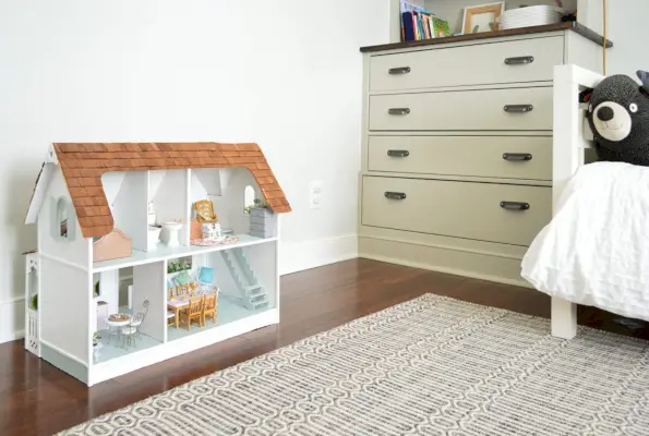 T-poppenhuis in kamer met bed