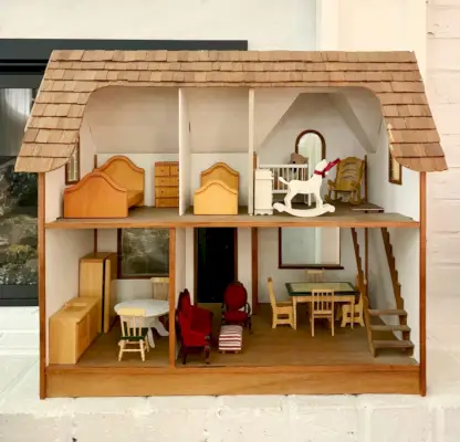 T-poppenhuis vóór binnen
