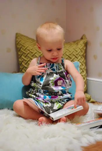 Razítko Clara Reading Close