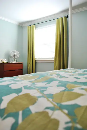 Gordijnen tegen bed