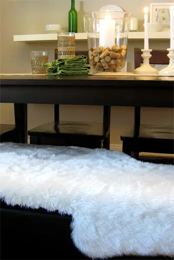 Eettafel van imitatieschapenvacht