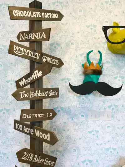 Idee Per La Camera Dei Bambini Carta Da Parati Con Animali Trofei Di Animali Colorati