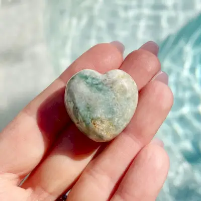 Oceaan Jasper Crystal Stone hart in de hand