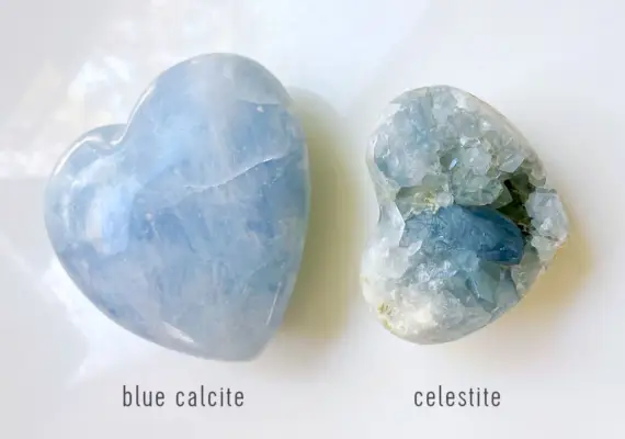 Blauwe calciet versus celestiet naast elkaar