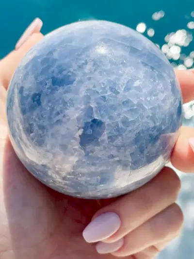 Blauwe Calciet Kristallen Bol Over Water