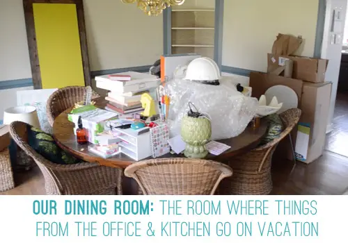 Eetkamer vol met voorwerpen die tijdens projecten uit kantoor en keuken zijn verplaatst