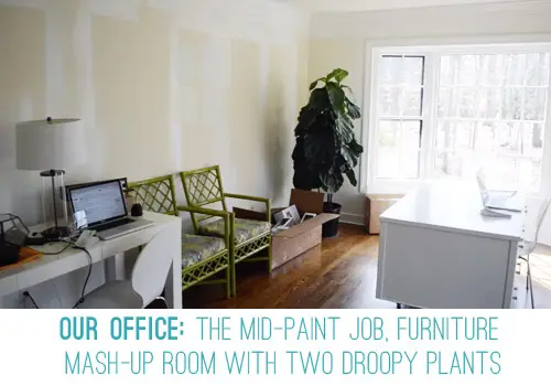 Rommelig kantoor met half geschilderd en gedeeltelijk ingetrokken meubilair