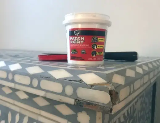kırık ve çatlak şifonyerin dolgusunu spackle ile onarın