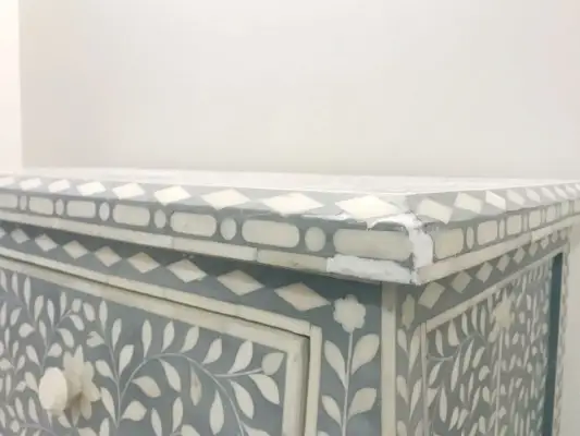 Eksik veya kırık kakma döşemesini onarmak için dolgu dolgusu