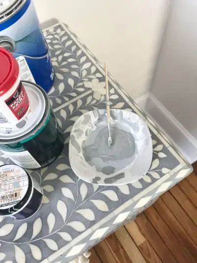 Onarılmış kakma fayansları kaplamak için boyanın karıştırılması
