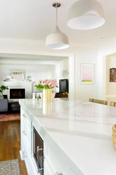 witte-keuken-renovatie-eindwerkbanken-met-hangers