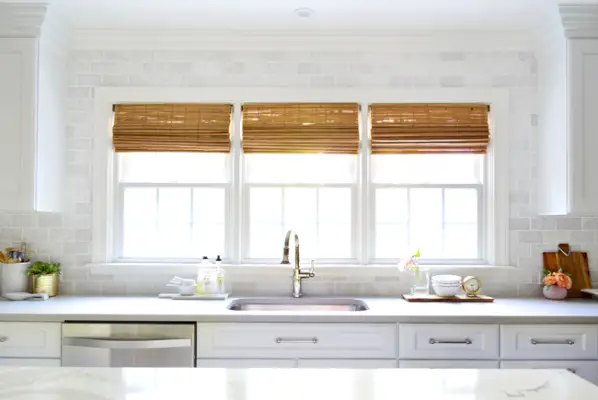 witte-keuken-renovatie-laatste-drievoudig-raam-boven-gootsteen