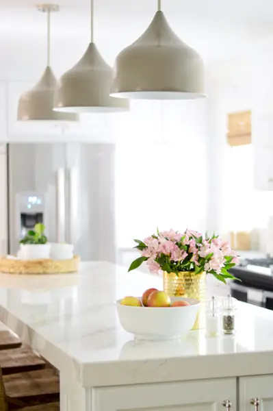 witte-keuken-renovatie-laatste-dikke-cambria-brittanica-eiland