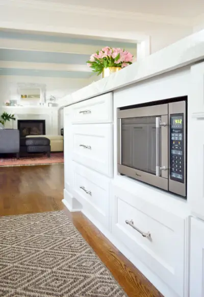 witte-keuken-renovatie-eind-magnetron-met-woonkamer