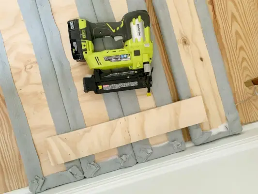 DIY kanaal getuft hoofdeinde spijkeren