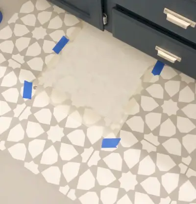 Angela gesjabloneerd badkamervloer getapet stencil op zijn plaats