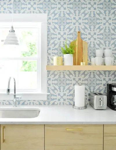 Houtkleurige Geopende Plank Tegen Blauwe Tegel Backsplash