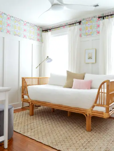 Slaapkamer Met Plank En Lattenbehang En Rotan Daybed