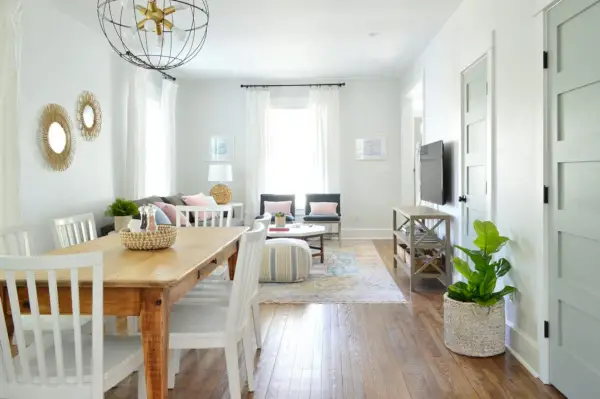 Open woon- en eetkamer met SW Oyster Bay-deuren en namaakafb