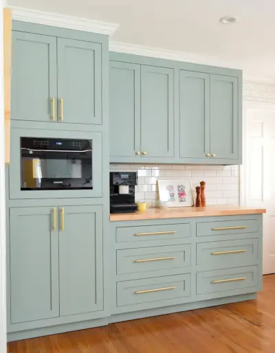 Hoge voorraadkasten met koffieteller in Halcyon groenblauwe keuken
