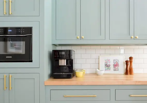 Espressomachine op koffieteller in Halcyon groenblauwe keuken