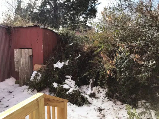 Strandhuis achtertuin vóór sneeuw