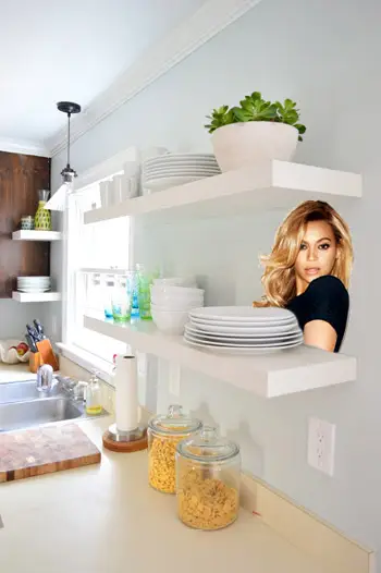 witte Ikea Lack zwevende planken in onze keuken met Beyonce erop gefotoshopt