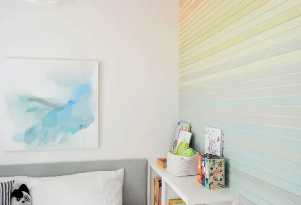 Abstract blauw schilderij naast regenboogstreep muurbehandeling