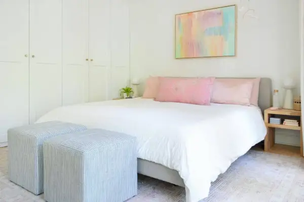 Taupe gestoffeerd kingsize bed uit artikel