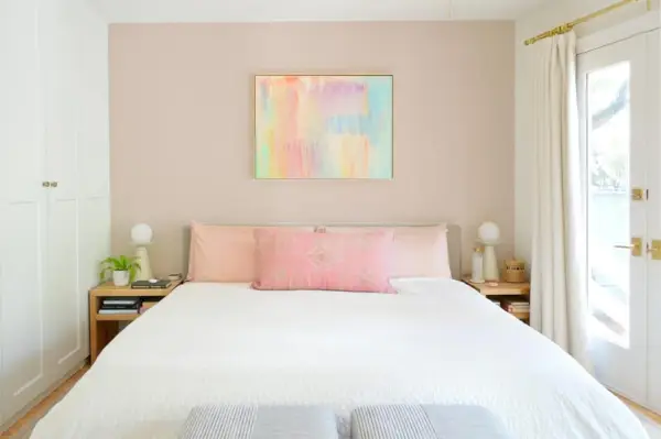 Foto Mock Up van slaapkamer met roze accentmuur achter platformbed