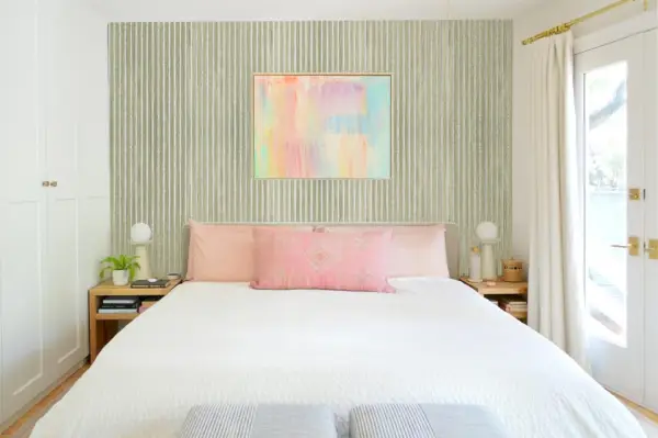 Foto Mock Up van houten lattenmuur achter kingsize platformbed