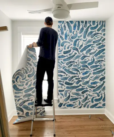 Society6 verwijderbaar fotobehang met walvis in kleine kamer