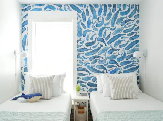 Kleine kamer met verwijderbaar Peel & Stick-muurschilderingbehang met blauwe vinvis