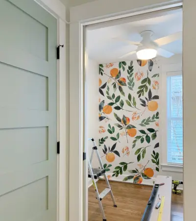 Verwijderbare installatie van oranjebloesembehang met blauw geschilderde deur