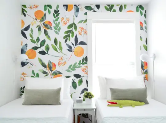 Kleine slaapkamer met schil- en plakmuurschildering met oranjebloesem
