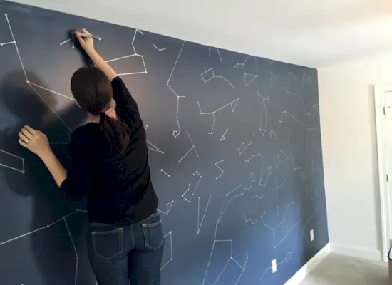 Jongens buitenruimte-slaapkamer-tekening-punten-op-sterrenbeeld-muur