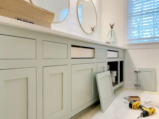 Kinderhal Badkamer Nieuwe kasten aan de gang
