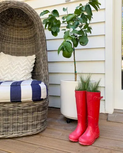 Rode Laarzen Met Vakantiegroen Op De Voorporch
