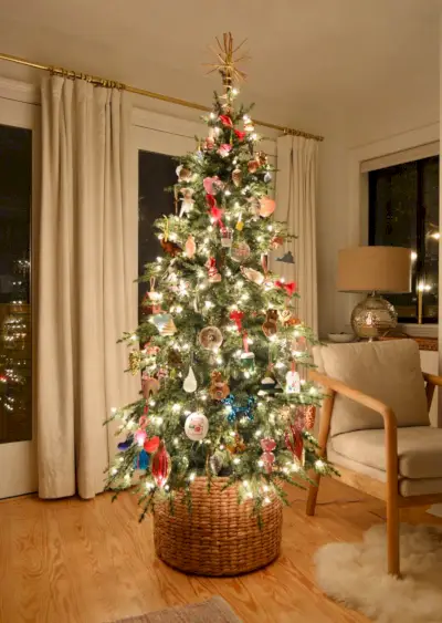 Gloeiende kerstboom weerspiegeld in Windows