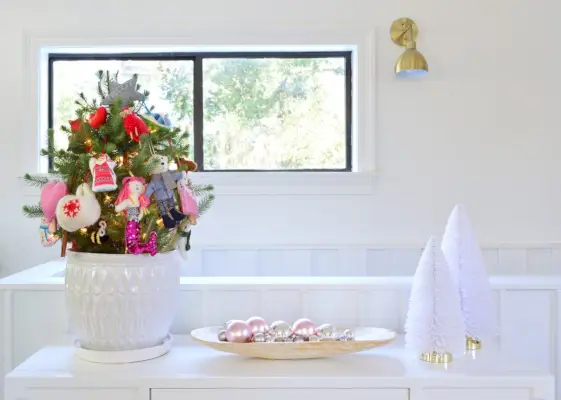Whit tafelblad met kleine boom glanzende ornamenten en flessenborstelbomen