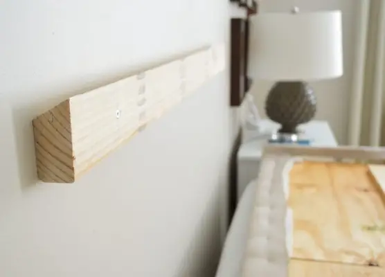 Neutrale slaapkamer Hoe hoofdeinde muurklem op te hangen