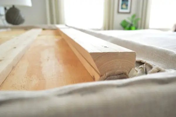 Neutrale slaapkamer Hoe hoofdbordklem op te hangen